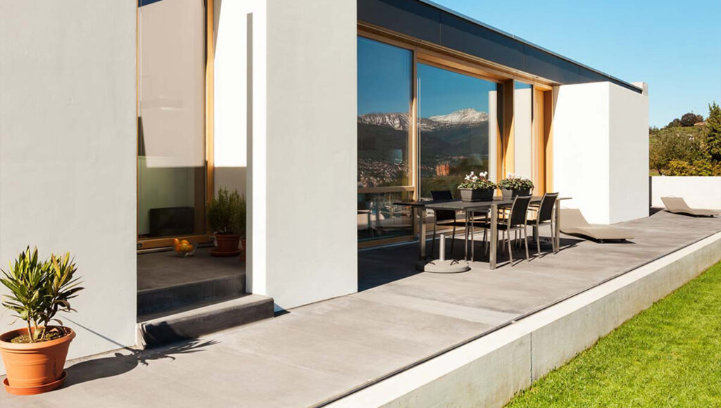 Feinsteinzeug Terrasse mit Haus und M&ouml;beln