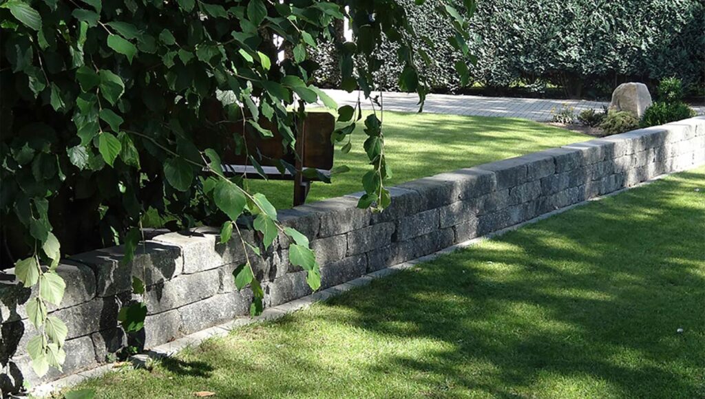 Gartenmauersteine im Garten mit Rasenfl&auml;che