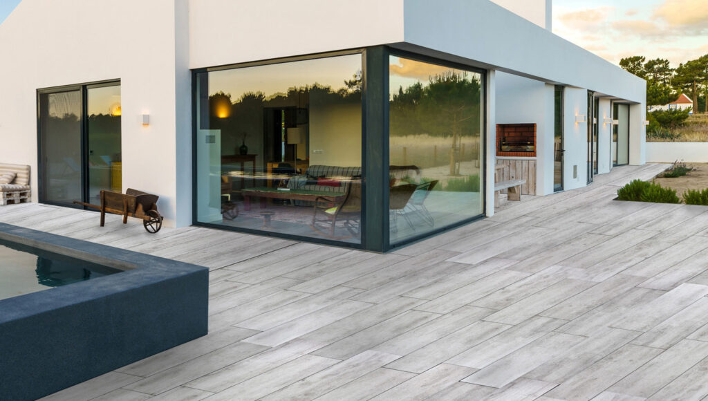 Keramikplatten auf einer Terrasse mit gro&szlig;en Fenstern